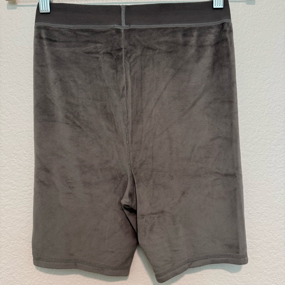 SKIMS Velour Bike Shorts in Gunmetal - Medium - Picture 4 of 6